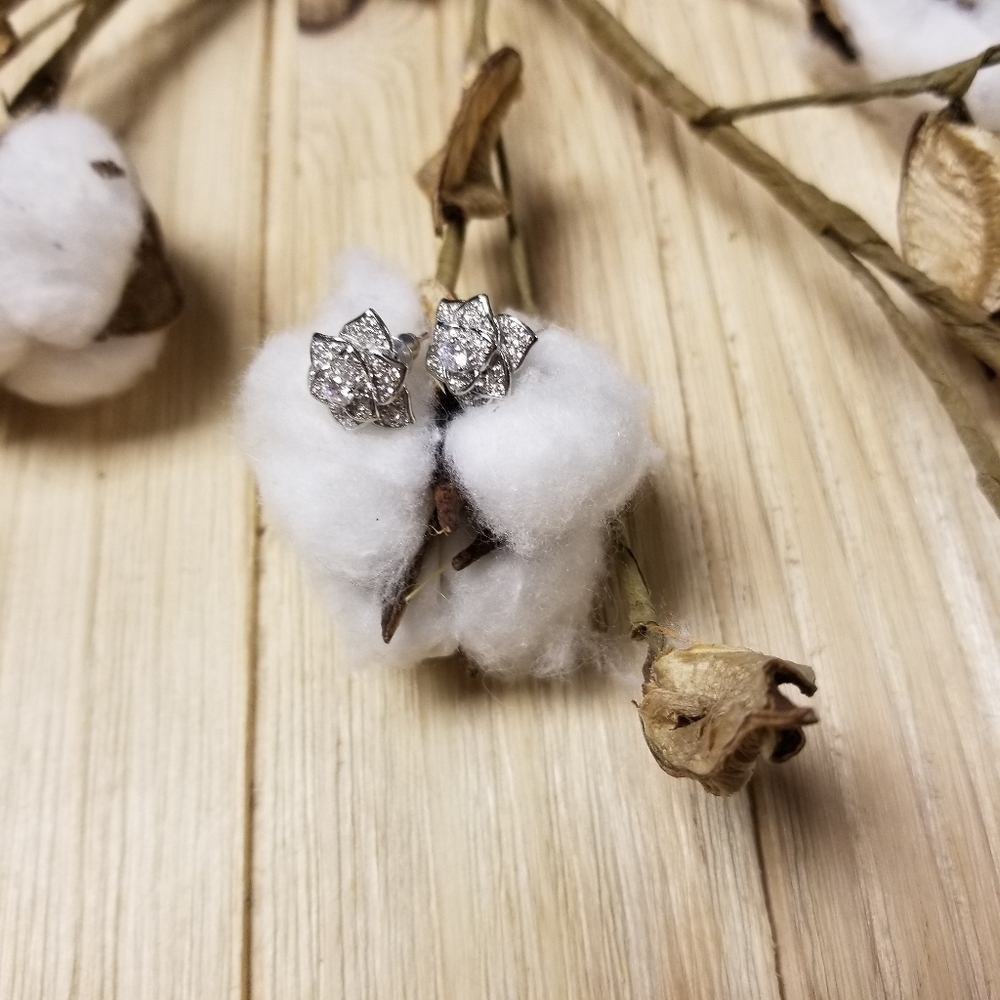 GORGEOUS!! Flower CZ earrings in SILVER - Picture 7 of 10